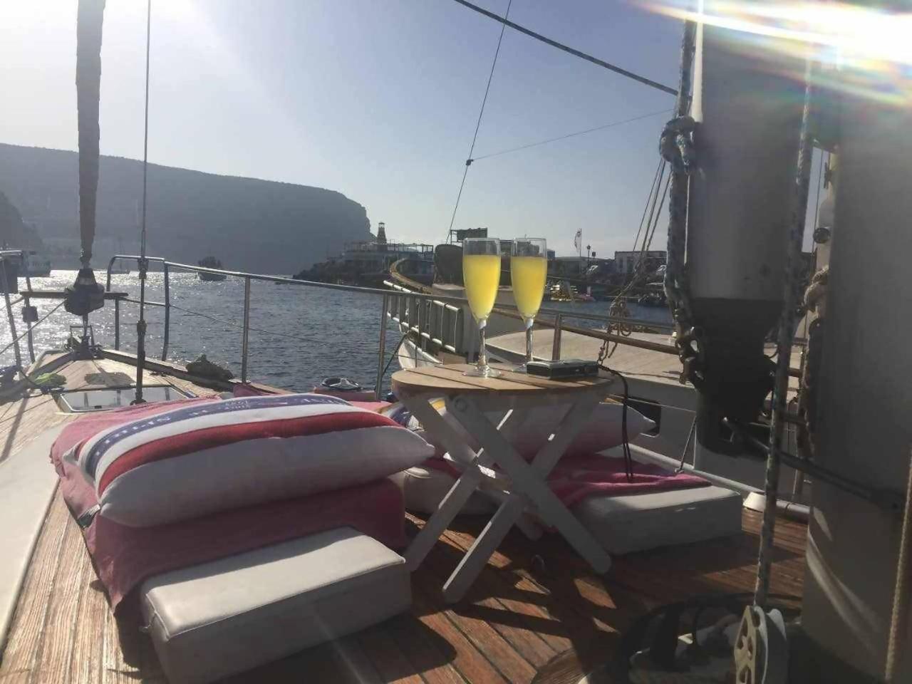 Precioso Yate En El Centro Del Puerto De Mogan Hotel Bagian luar foto