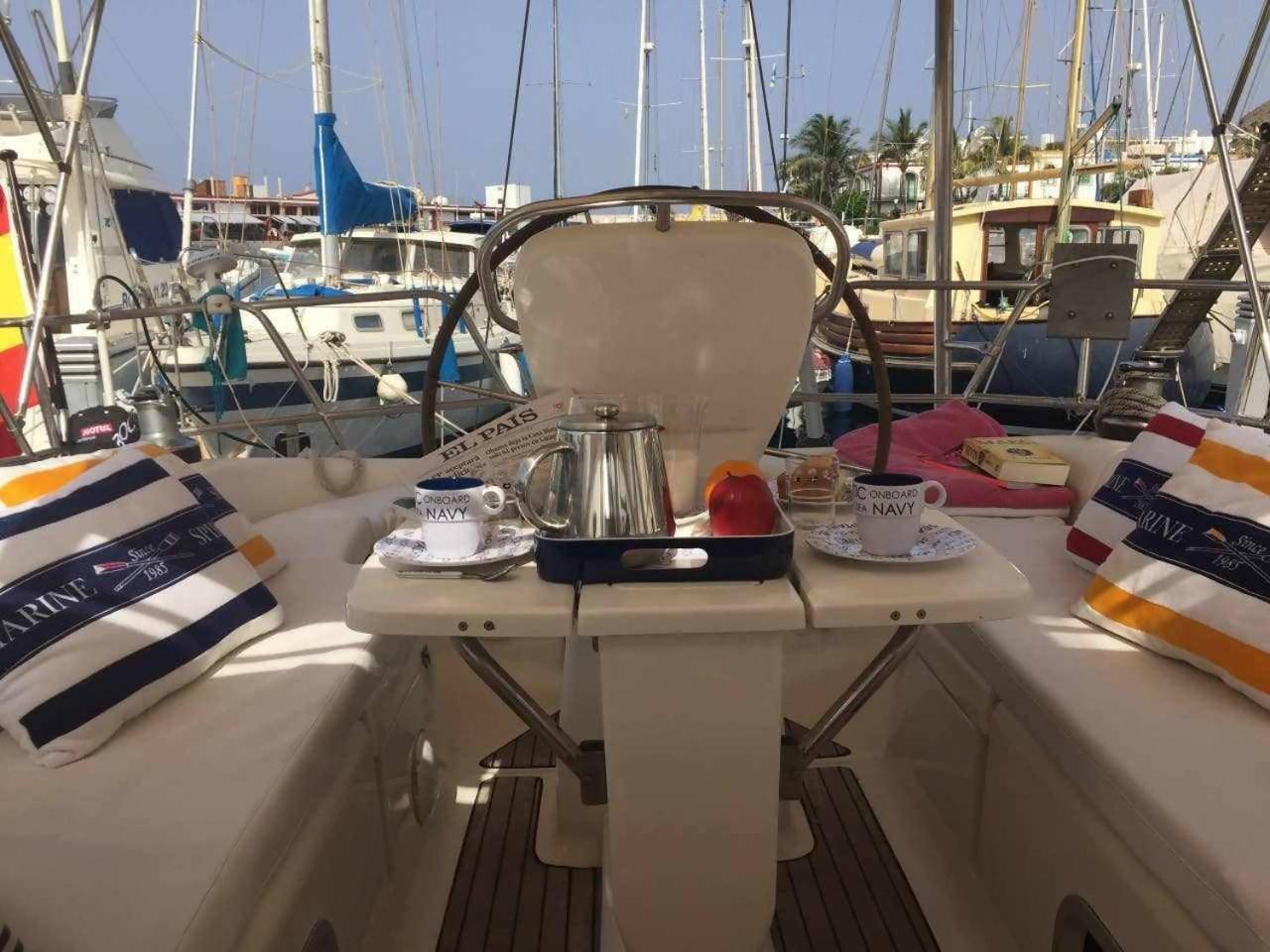 Precioso Yate En El Centro Del Puerto De Mogan Hotel Bagian luar foto