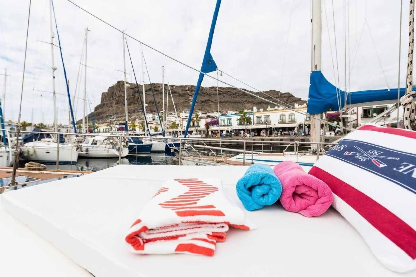 Precioso Yate En El Centro Del Puerto De Mogan Hotel Bagian luar foto