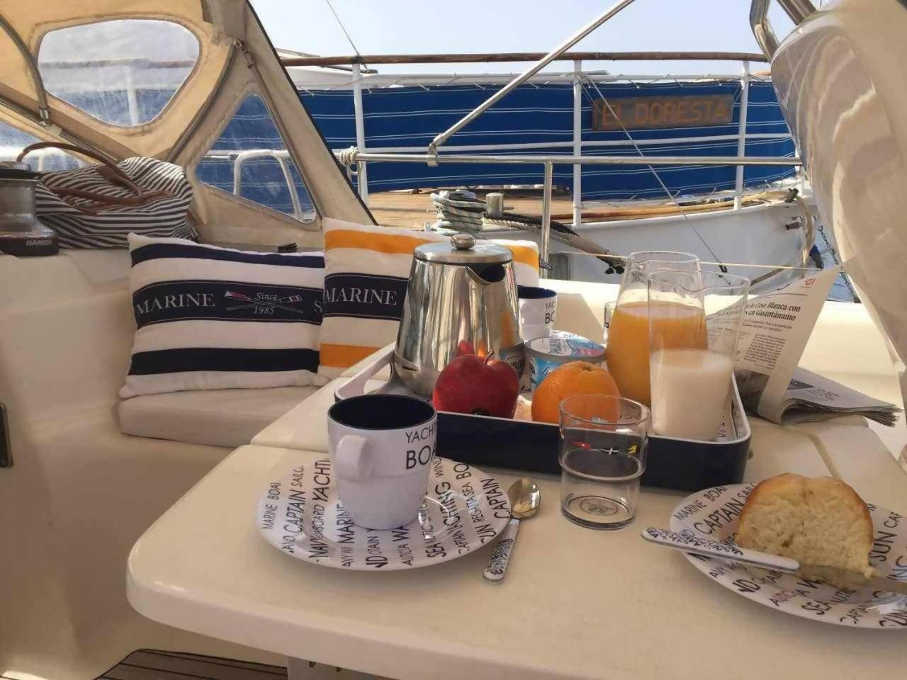 Precioso Yate En El Centro Del Puerto De Mogan Hotel Bagian luar foto